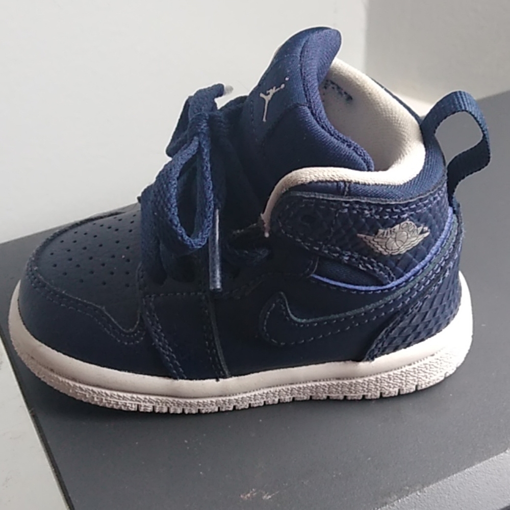 Navy Blue Jordans Air Force one 4c